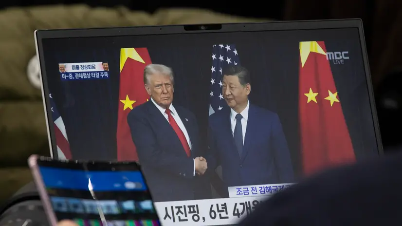 epa12492208 A journalist works as he watches a laptop screen displaying US President Donald Trump (L) and Chinese President Xi Jinping during the South Korea Asia-Pacific Economic Cooperation (APEC) CEO Summit, in Gyeongju, South Korea, 30 October 2025. South Korea will host the 2025 APEC annual meeting in Gyeongju from 29 October to 01 November. EPA/JEON HEON-KYUN