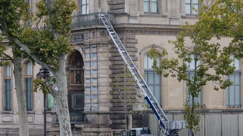 epa12464602 The extendable ladder (C) used by three thieves to access one of the upper floors of the museum is seen during the investigation at the southeast corner of the Louvre Museum on Quai Francois-Mitterrand, on the banks of the River Seine, after a robbery at the Louvre Museum in Paris, France, 19 October 2025. The Louvre Museum was targeted in a robbery by several criminals who smashed windows to steal jewelry. The museum was later closed. French Culture Minister Rachida Dati called it 'an attack on France’s cultural heritage.' EPA/Mohammed Badra