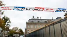 Il nastro della polizia francese davanti al Louvre - Foto Ansa © www.giornaledibrescia.it