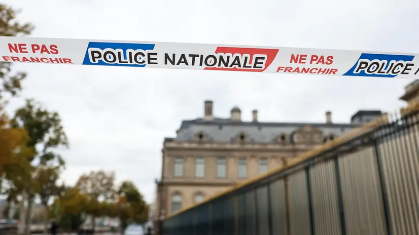 Il nastro della polizia francese davanti al Louvre - Foto Ansa © www.giornaledibrescia.it