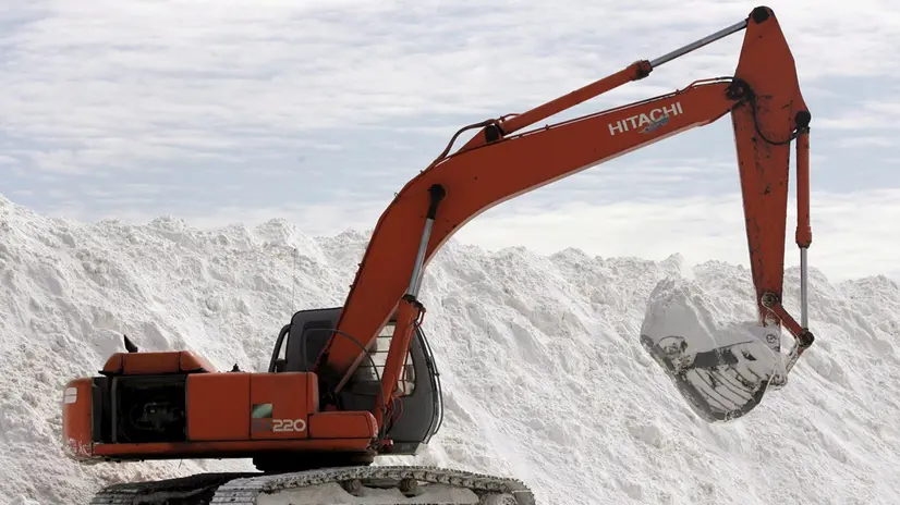 epa03086903 (FILE) A file photo dated 14 September 2005 showing an excavator transporting a large mound of potash (potassium chloride) fertilizer at the Qinghai Salt Lake Industrial Group Co., China's largest producer of such fertilizer, Golmud, western China's Qinghai province. Geneva-based World Trade Organization (WTO) dismissed a Chinese appeal on 30 January 2012 and upheld its decision that Beijing’s practice of limiting certain raw materials including magnesium should end. Western countries that won the trade dispute over Chinese export restrictions on industrial raw materials, have already set their sights on a new goal: prying open Beijing's restrictive policies on rare earths. However, China is unlikely to budge on these minerals, now sought after by high-tech industries, unless there is a specific new ruling by the World Trade Organization (WTO), expert Jaakko Kooroshy said 31 January 2012. EPA/MICHAEL REYNOLDS