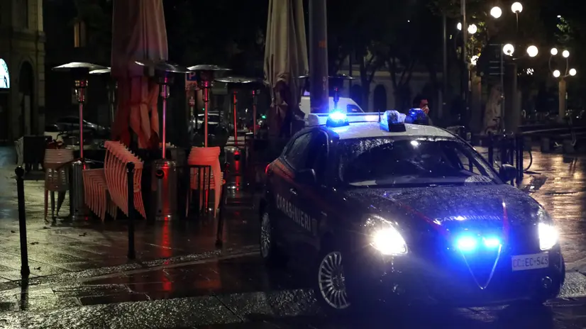 Carabinieri controllano la zona dei locali intono all'Arco della Pace a Milano nella prima notte di coprifuoco, dalle 23 alle 5, decretato dal presidente della regione Lombardia Attilio Fontana. Milano 23 Settembre 2020. ANSA / MATTEO BAZZI