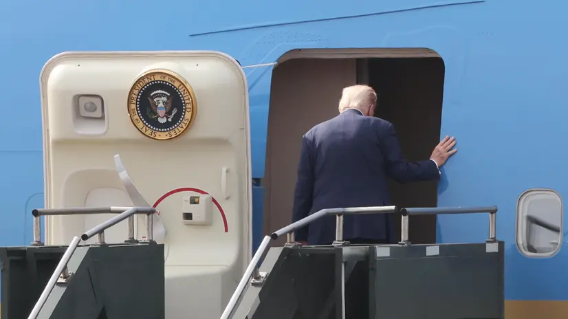 epa12492359 US President Donald Trump boards Air Force One at Gimhae Airport in Busan, South Korea, 30 October 2025. Trump is returning to the United States following talks with Chinese President Xi Jinping during a two-day visit to South Korea. EPA/YONHAP SOUTH KOREA OUT