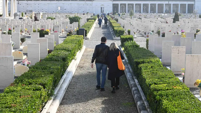 Visite ai defunti al cimitero Vantiniano - Foto Marco Ortogni/Neg © www.giornaledibrescia.it