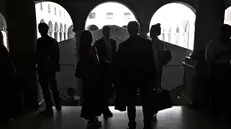La silhouette di avvocati a palazzo di Giustizia. Genova, 10 luglio 2025. ANSA/LUCA ZENNARO (Giustizia, avvocati, processo, silhouette)
