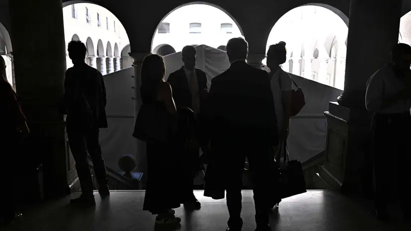 La silhouette di avvocati a palazzo di Giustizia. Genova, 10 luglio 2025. ANSA/LUCA ZENNARO (Giustizia, avvocati, processo, silhouette)