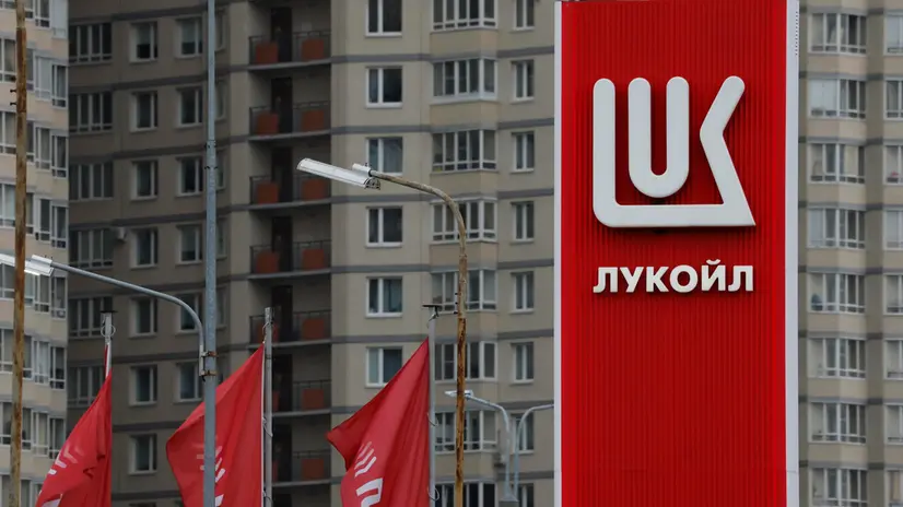 epa12475683 A brand logo at a gas station of Russian multinational energy corporation Lukoil in St. Petersburg, Russia, 23 October 2025. EPA/ANATOLY MALTSEV