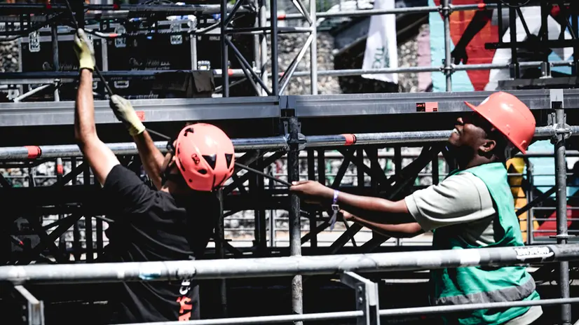 Emergenza caldo, operai al lavoro per allestimento di un palco per un concerto. Torino 01 luglio 2025 ANSA/TINO ROMANO