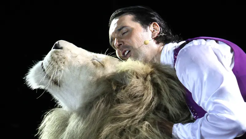 Stefano Orfei con un leone durante uno spettacolo