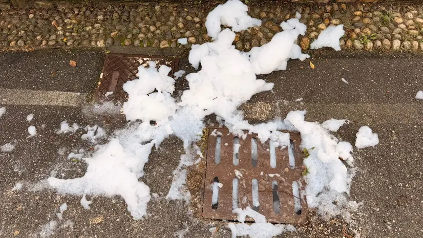 La schiuma causata dallo sversamento - © www.giornaledibrescia.it