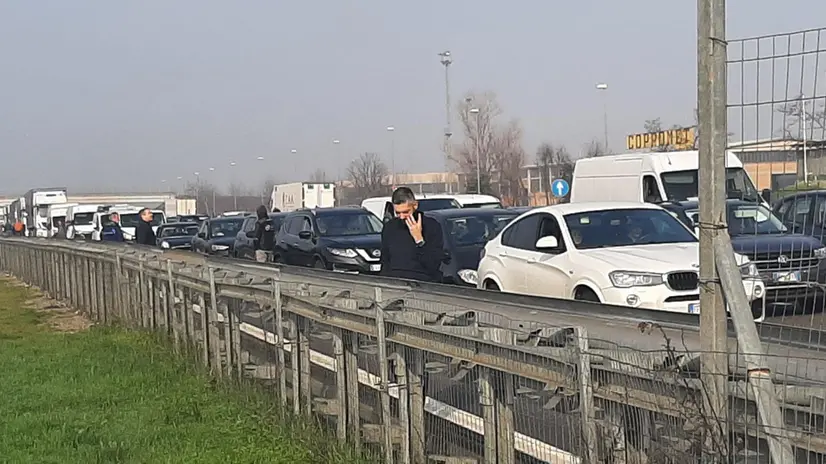 Incidenti per nebbia, chiuso tratto di A1 Piacenza-Parma, 19 febbraio 2024. La nebbia spacca in due l'Italia: a causa di diversi incidenti verificatisi in presenza di nebbia sulla A1 Milano-Napoli è stato chiuso - poco prima delle 9 - il tratto fra Piacenza (dal bivio per la A21 Torino-Piacenza-Brescia) e Parma in direzione Bologna. Code nel tratto chiuso. Chiuse in entrata, in entrambe le direzioni, le stazioni di Basso Lodigiano, Fiorenzuola e Fidenza. Sul posto Autostrade per l'Italia, Polizia Stradale e mezzi di soccorso. Banchi di nebbia anche sulla A22 tra Verona e Modena, al momento senza chiusure. Nei giorni scorsi era stato chiuso un tratto di circa 80 chilometri per tre giorni di fila. ANSA