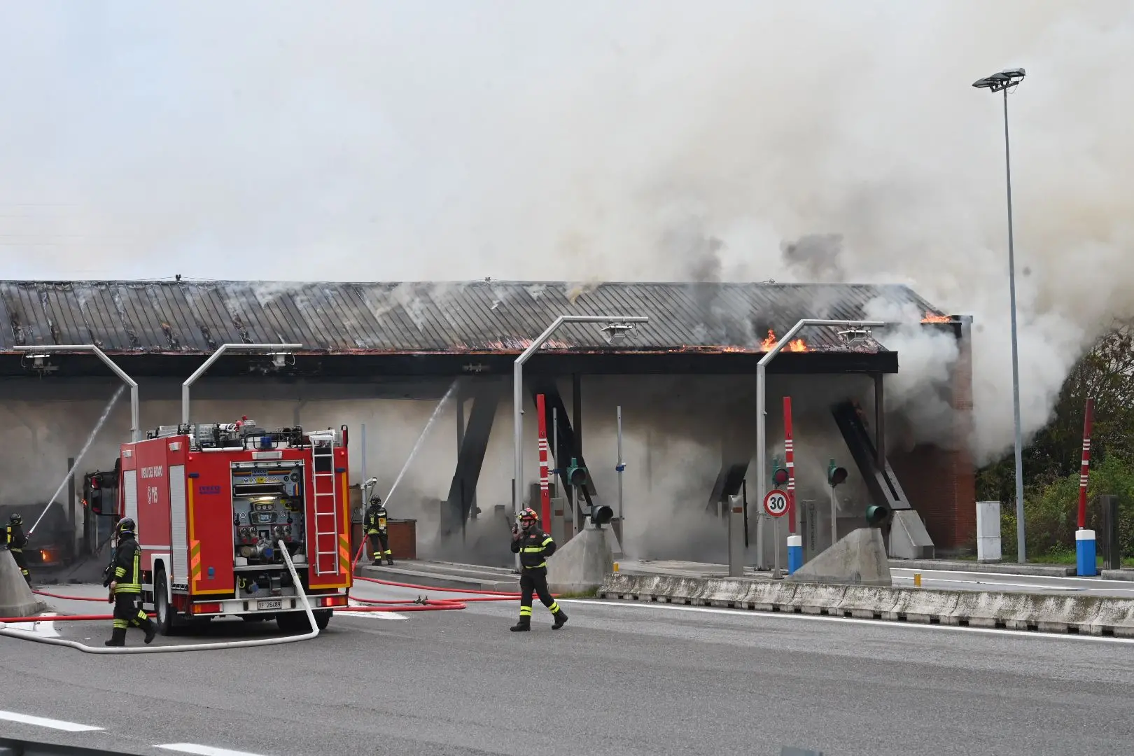 L'incendio al casello di Brescia Sud
