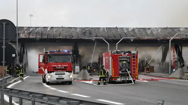 L'incendio al casello di Brescia Sud