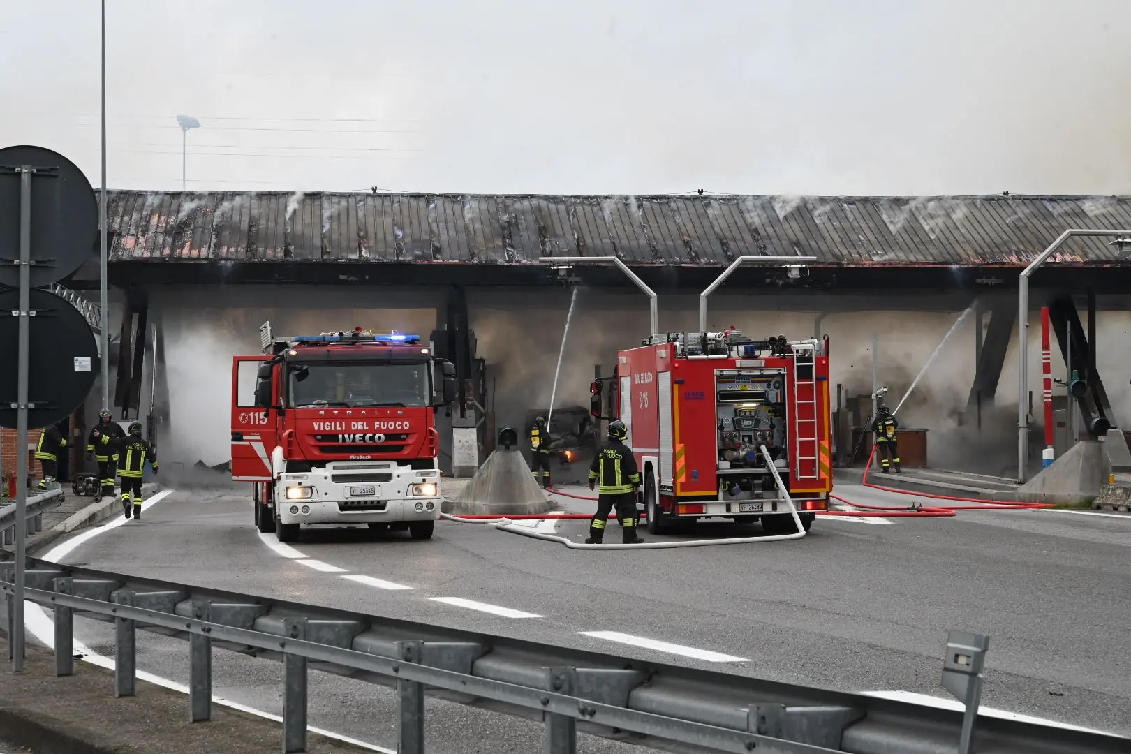 L'incendio al casello di Brescia Sud