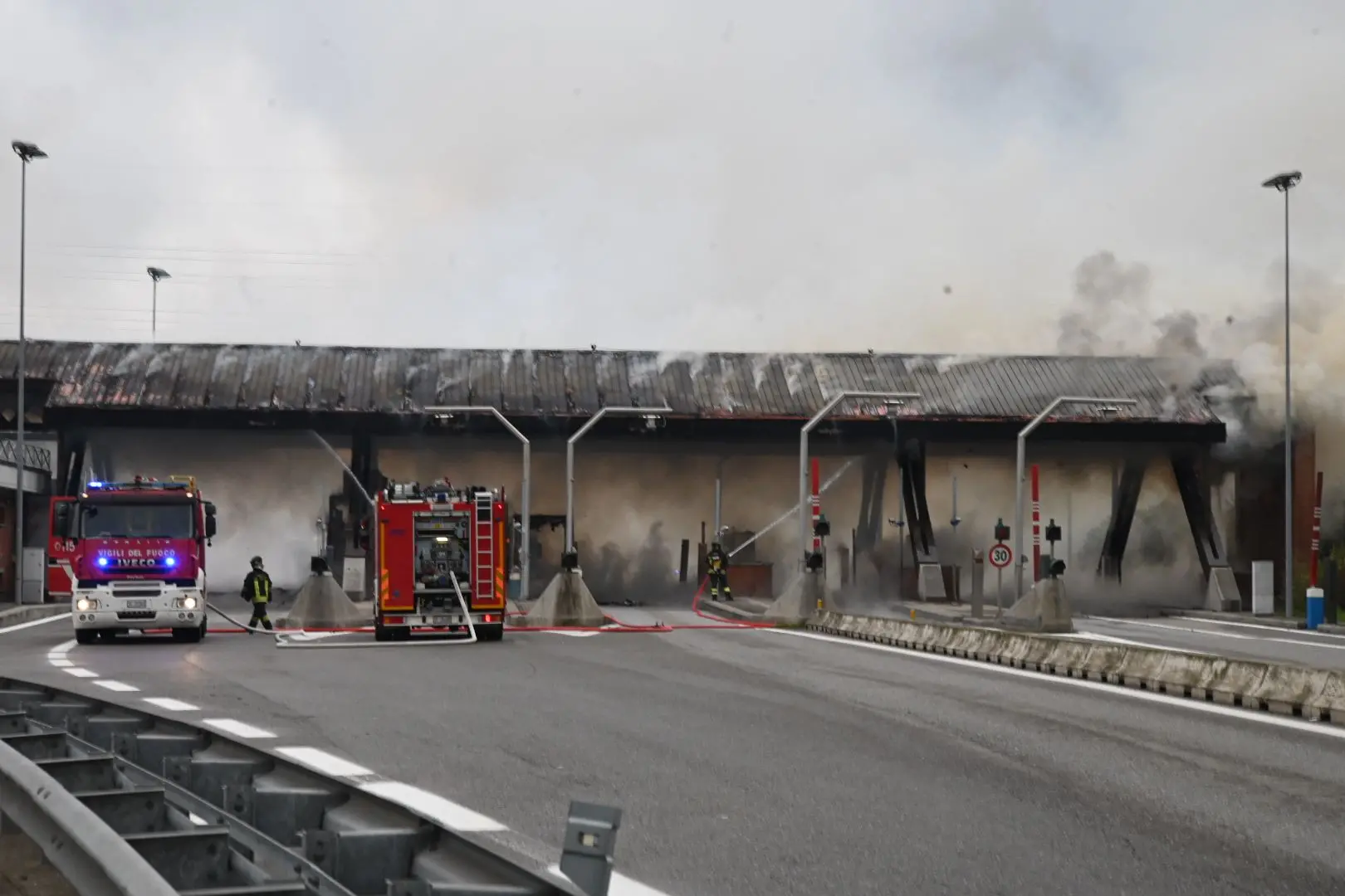 L'incendio al casello di Brescia Sud