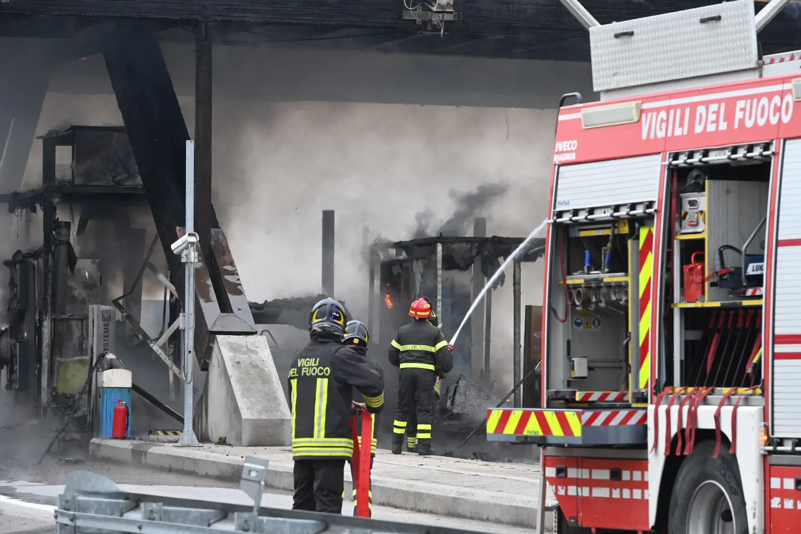 L'incendio al casello di Brescia Sud