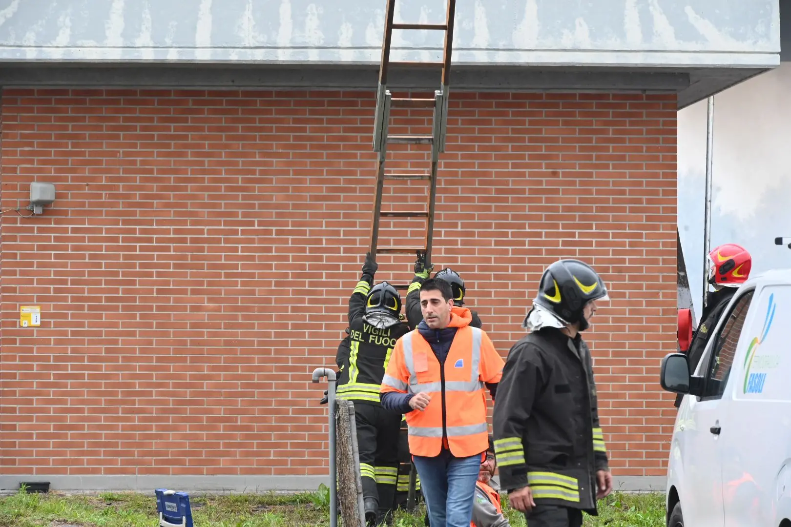 L'incendio al casello di Brescia Sud