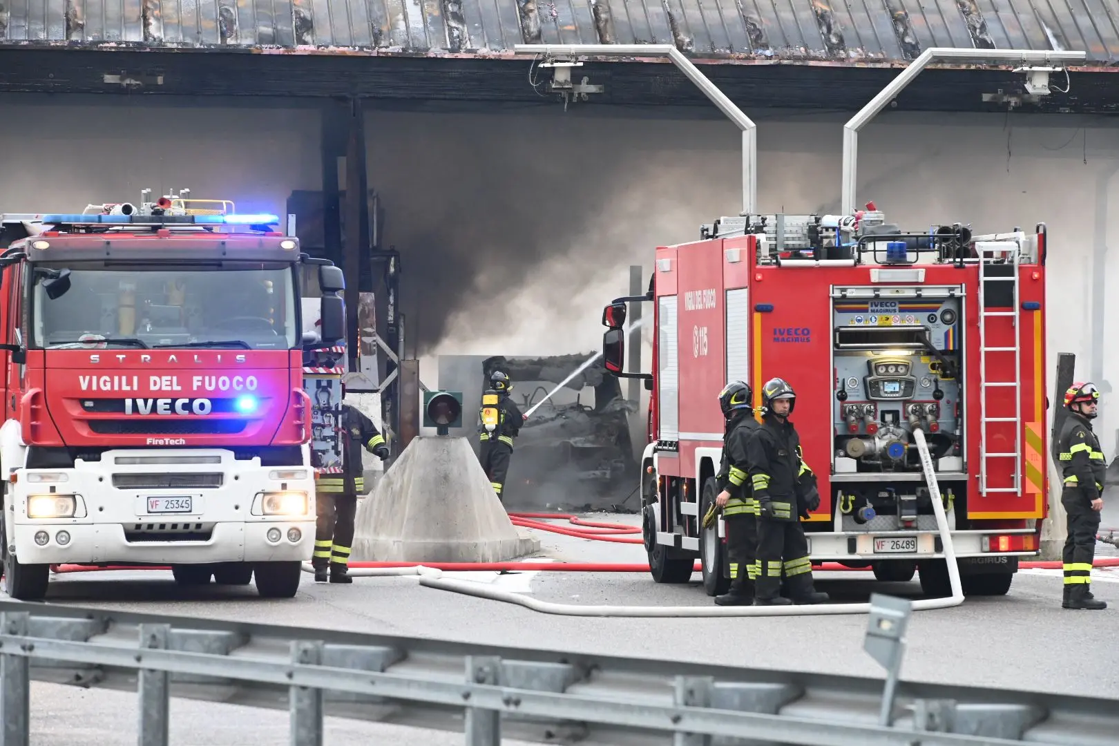 L'incendio al casello di Brescia Sud