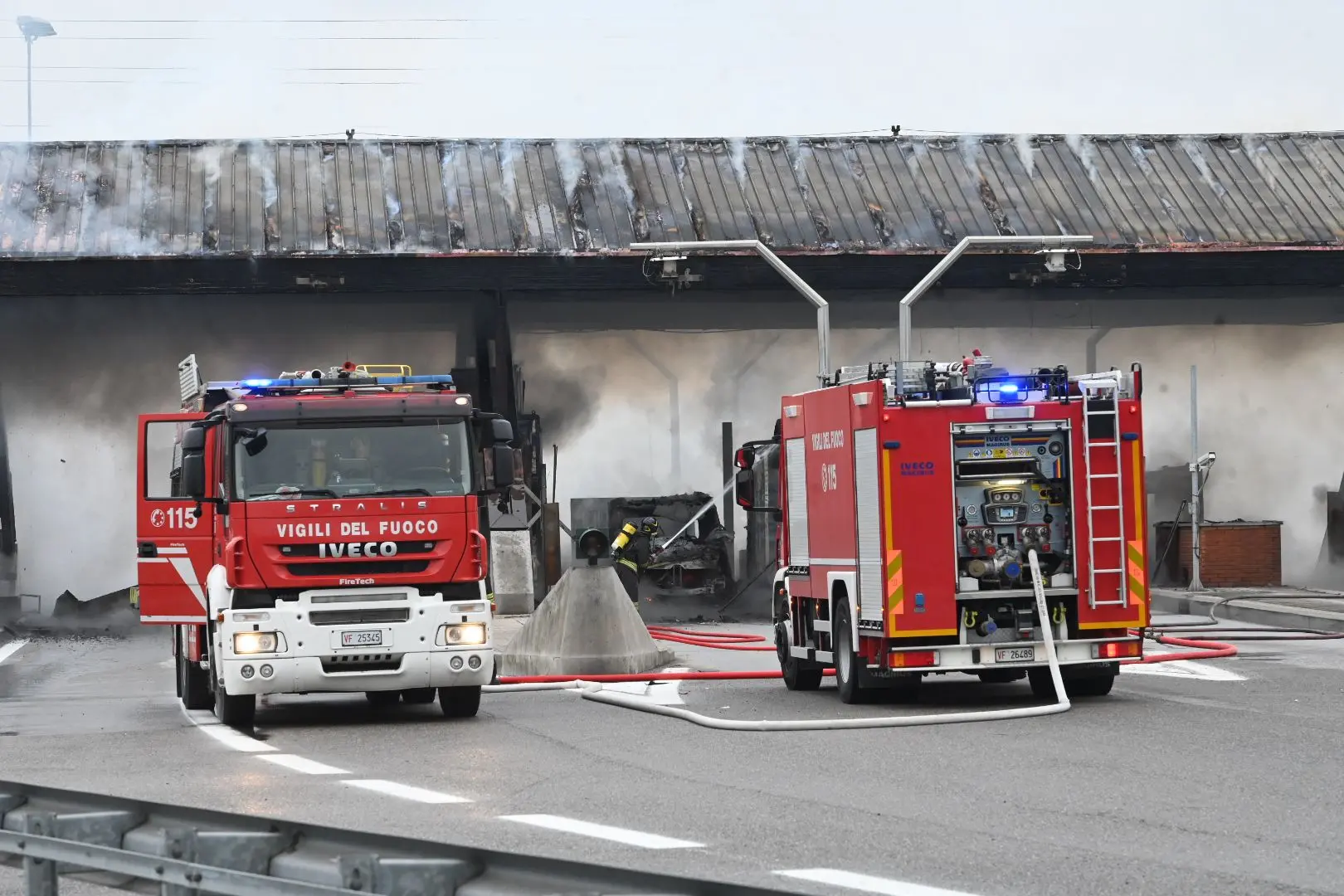 L'incendio al casello di Brescia Sud