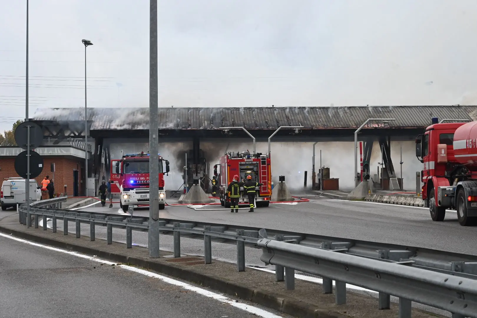 L'incendio al casello di Brescia Sud