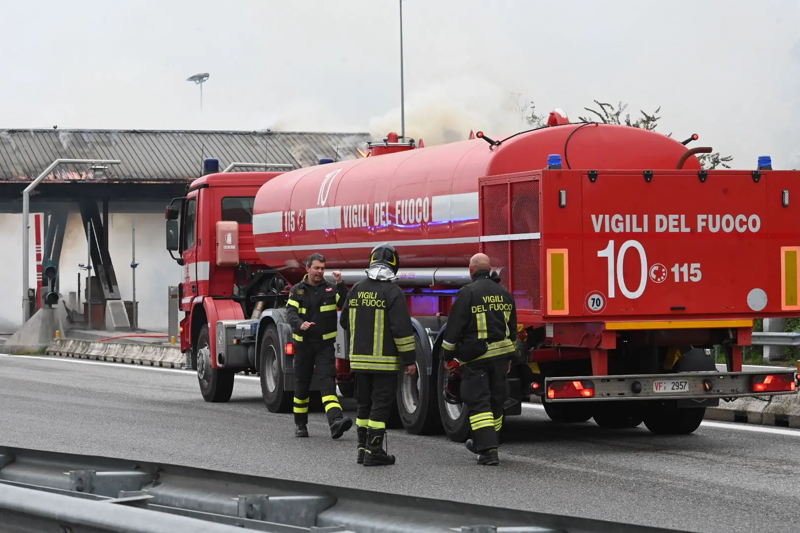 L'incendio al casello di Brescia Sud