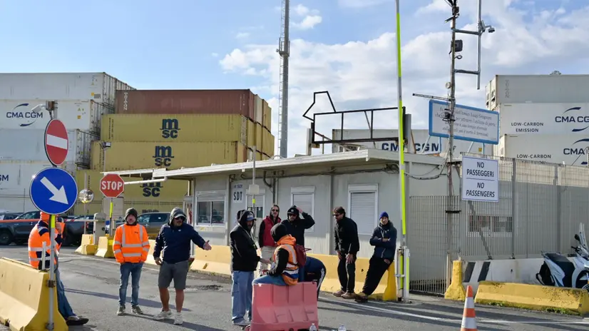 Commercial traffic entering and exiting the northern part of the port of Livorno has been completely blocked, with long lines of heavy vehicles and trucks trapped between the Genova bridge and Via Leonardo da Vinci. This is due to the ProPal protesters who, as announced by unions, have been occupying the carriageways of the major road to the port since 6 a.m. this morning.Livorno, October 3, 2025 ANSA/ ALESSIO NOVI