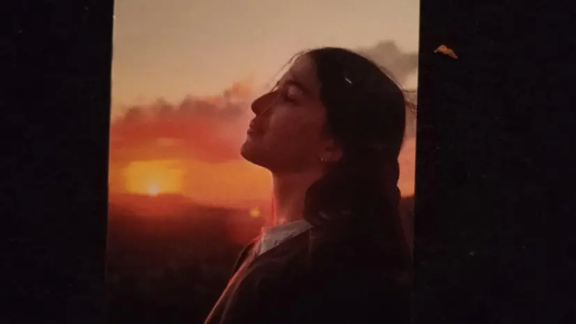 La foto ricordo di Matilde Lorenzi esposta alla camera ardente a Valgioie (Torino), dov'era nata. La sciatrice piemontese della Nazionale juniores, è morta il 29 ottobre durante una sessione di allenamento in Alto Adige. Torino, 30 ottobre 2024 ANSA/Claudia Tomatis