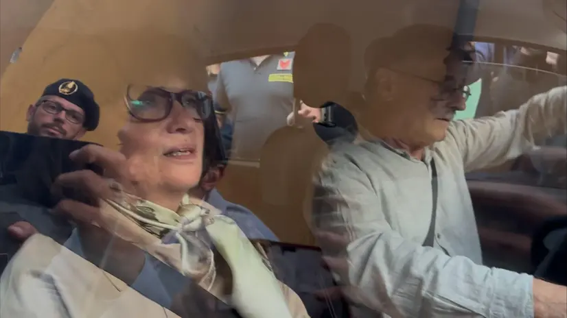 I genitori di Andrea Sempio lasciano la caserma della Guardia di Finanza di Pavia, dove sono stati sentiti per circa 7 ore come testimoni nell'ambito dell'indagine della procura di Brescia che vede indagato l'ex procuratore pavese Mario Venditti per corruzione in atti di giudiziari, 26 settembre 2025. ANSA/FEDERICA ZANIBONI