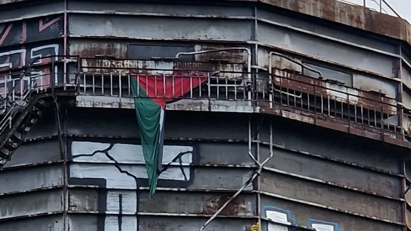 Una delle bandiere esposte - © www.giornaledibrescia.it