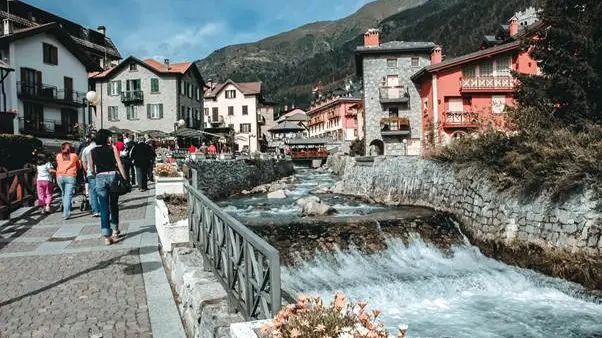 Le zone turistiche, come Ponte di Legno, sono tra le più costose per comprare casa