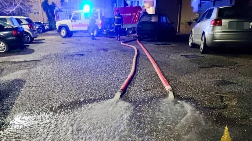 É migliorata la situazione meteo sulla costa ionica, dove da ieri i vigili del fuoco sono impegnati tra Sicilia e Calabria per fronteggiare i danni causati da pioggia e grandine: più di 150 interventi in provincia di Messina, dove il dispositivo di soccorso è stato potenziato con squadre provenienti dal comando di Siracusa, e Catania. Situazione meteo in miglioramento dalla serata di ieri. Vigili del fuoco in azione anche in Calabria, tra Catanzaro, Reggio Calabria e Vibo Valentia. Maggiori criticità nel catanzarese: da ieri svolti oltre 70 interventi per soccorrere autisti in difficoltà, prosciugamenti e dissesti statici, soprattutto nei comuni di Montepaone, Cropani, Squillace e Sellia. ANSA/Vigili del Fuoco ANSA PROVIDES ACCESS TO THIS HANDOUT PHOTO TO BE USED SOLELY TO ILLUSTRATE NEWS REPORTING OR COMMENTARY ON THE FACTS OR EVENTS DEPICTED IN THIS IMAGE; NO ARCHIVING; NO LICENSING NPK