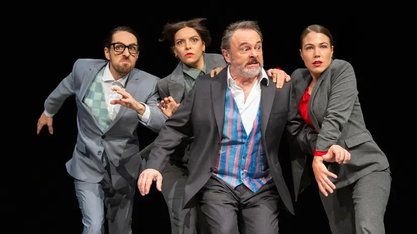 Il cast di Giovanna dei disoccupati (al centro Balasso) - Foto Ilaria Vidaletti