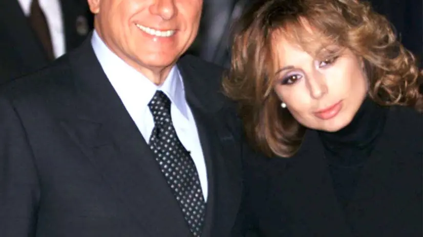 MI-3- 5/11/01- MILANO- POL- CIAMPI, BERLUSCONI E CARD MARTINI VISITANO MUSEO DIOCESANO. Il presidente del consiglio Silvio Berlusconicon la figlia Marina oggi a Milano per l'inaugurazione del Museo Diocesan. DAL ZENNARO/ANSA