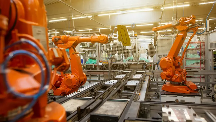 Robot in azione all'interno di un'azienda