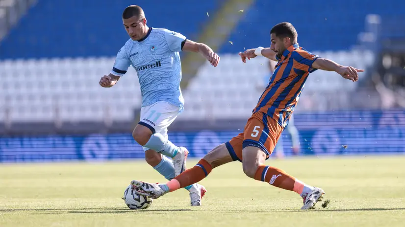 Un intervento di Pasini contro l'AlbinoLeffe - Foto New Reporter Comincini © www.giornaledibrescia.it