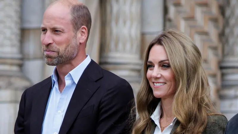 epa12351285 Britain's William, Prince of Wales (L) and Catherine, Princess of Wales (R) visit the Natural History Museum in London, Britain, 04 September 2025.The royals visit the museum’s newly transformed gardens and meet children and young people taking part in learning programmes. EPA/TOLGA AKMEN