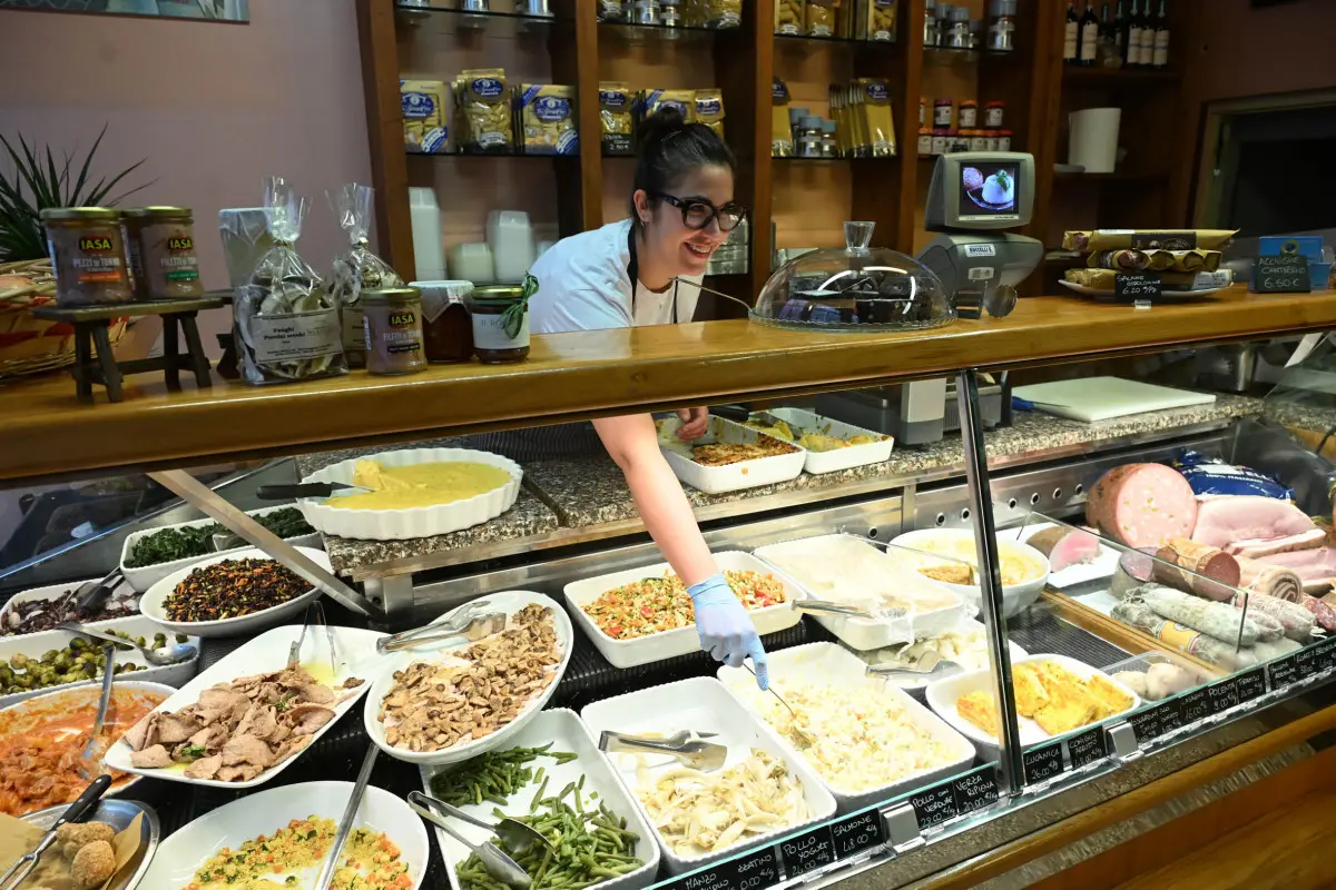 Cambio di proprietà per la Gastronomia di via Cattaneo