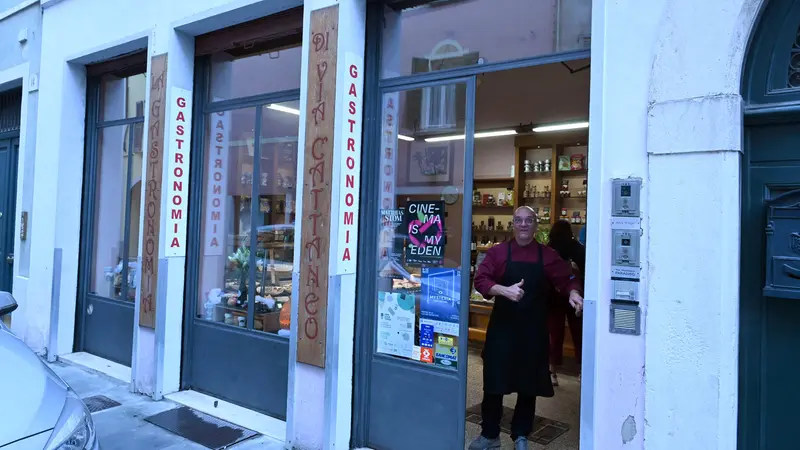 L'esterno della Gastronomia - Foto New Reporter Favretto © www.giornaledibrescia.it