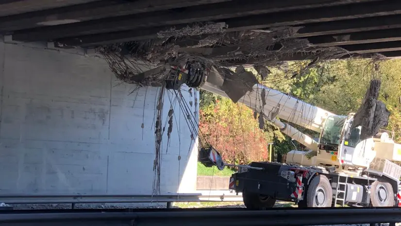 L'autogrù che colpì il viadotto e le travi lesionate del ponte di via Volturno - Foto Marco Ortogni/Neg © www.giornaledibrescia.it