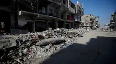epa12493205 An Israeli missile lays on the rubble in the middle of a street next to destroyed houses in Gaza City, Gaza Strip, 30 October 2025, amid a ceasefire between Israel and Hamas. Following Israeli claims that Hamas violated the ceasefire, Prime Minister Netanyahu ordered military strikes on the Gaza Strip on 28 October. In response, Hamas announced it was postponing the planned handover of a recovered hostage's body, citing Israeli truce violations. EPA/MOHAMMED SABER