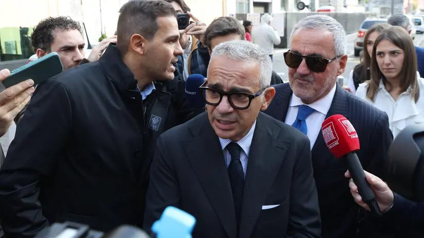 L'avvocato Aiello ai microfoni dei giornalisti fuori dal tribunale di Brescia - Foto Ansa/Filippo Venezia © www.giornaledibrescia.it