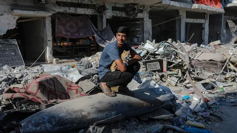 epaselect epa12493202 An Israeli missile lays on the rubble in the middle of a street next to destroyed houses in Gaza City, Gaza Strip, 30 October 2025, amid a ceasefire between Israel and Hamas. Following Israeli claims that Hamas violated the ceasefire, Prime Minister Netanyahu ordered military strikes on the Gaza Strip on 28 October. In response, Hamas announced it was postponing the planned handover of a recovered hostage's body, citing Israeli truce violations. EPA/MOHAMMED SABER