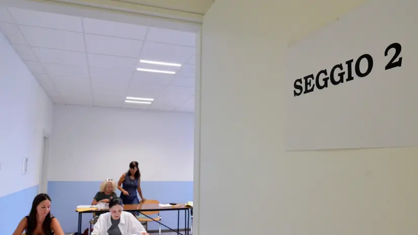 Le operazioni di voto in un seggio allestito presso le scuole del comune di Quart, alle porte di Aosta, 10 agosto 2025. ANSA/THIERRY PRONESTI