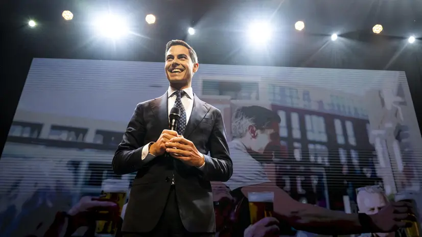 epa12491882 Democrats 66 (D66) party leader Rob Jetten reacts to the first results in the Dutch general election, in Leiden, The Netherlands, 29 October 2025. The Netherlands held an early general election on 29 October, to elect a new House of Representatives. EPA/ROBIN UTRECHT