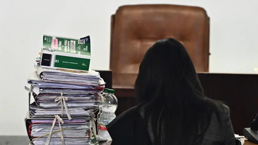 Avvocato a palazzo di Giustizia. Genova, 27 marzo 2025. ANSA/LUCA ZENNARO (Avvocati, avvocato, processo, processi, palazzo di giustizia, incartamenti, legale, legali)