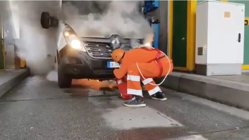 L'incendio al casello di Brescia Sud - Foto Gabriele Strada /Neg © www.giornaledibrescia.it