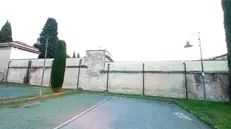 Le scritte sul muro del cimitero sono scomparse nella notte