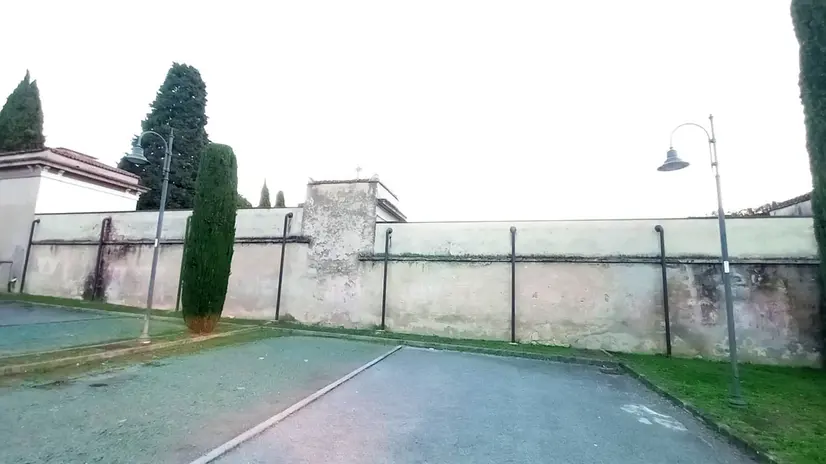 Le scritte sul muro del cimitero sono scomparse nella notte