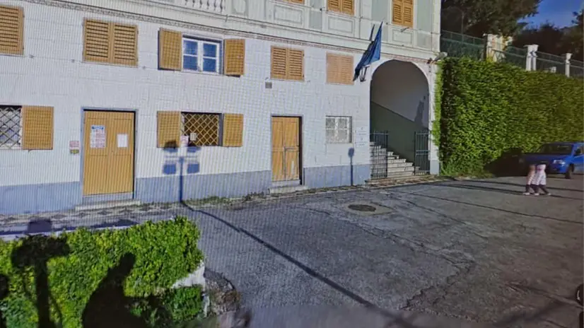 La scuola di Genova Voltri dove un bambino è precipitato dalla finestra, poi trasferito al Pediatrico Gaslini in condizioni critiche, 18 settembre 2025 ANSA/ Google Maps +++ ATTENZIONE: L'ANSA NON POSSIEDE I DIRITTI DI QUESTA FOTO CHE NON PUO' ESSERE PUBBLICATA SENZA L'AUTORIZZAZIONE DELLA FONTE DI ORIGINE CUI SI RINVIA +++ NPK +++