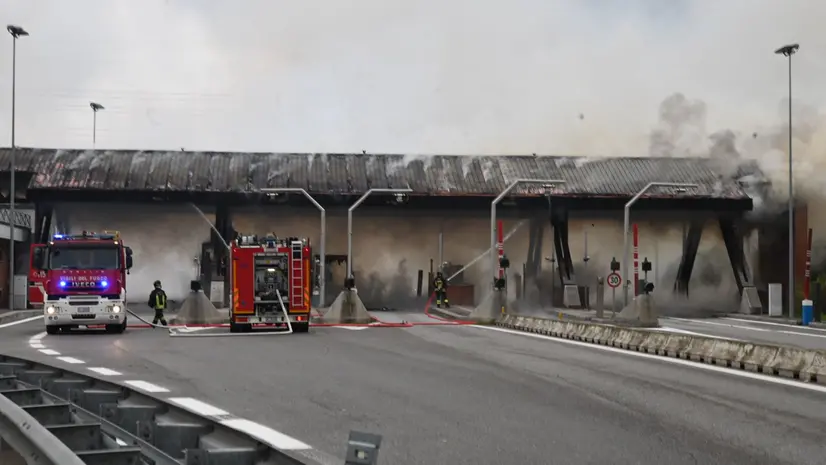 L'incendio al casello di Brescia Sud - Foto Gabriele Strada/Neg © www.giornaledibrescia.it
